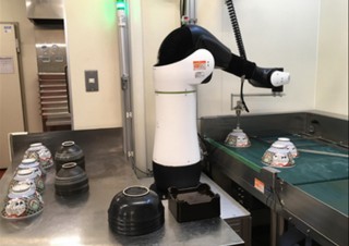 吉野家の皿洗い工程にロボットを導入、人と協働するロボ「CORO」が約78％の工数削減へ