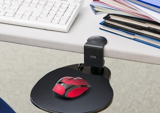 デスクが狭いならマウスだけのテーブルがあればいい、机に取り付ける「マウステーブル」