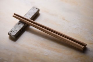 いぐさ原料で畳の味がする「食べられるお箸」、はし1膳にサラダ1皿分の食物繊維を含有