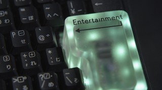 WOWOW、利用者の感情を解析してストレス解消の映像を自動表示する装着型のエンターキーを開発!?