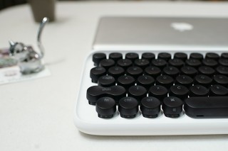 レトロなタイプライター風のデザインを採用したキーボード「lofree」がヴェルテで国内販売を開始