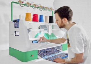 デザインデータを毛糸の編み物で出力するデジタル機織り機「Kniterate」