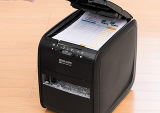 サンワ、最大80枚まで自動裁断できるオートフィードシュレッダーを発売