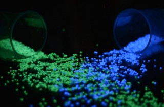 アートやハンドクラフトにも活用できそうな発光素材を練りこんだ蓄光チップ「ECO-CHIPS」