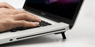 ノートPCを手軽にリフトアップするフットスタンド