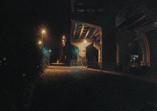 ギャラリーから自宅まで実際の帰路での光景を描いた作品を展示する八木佑介氏の個展「N→S」