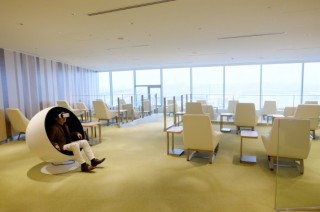 KDDI、JAL国際線ラウンジでVRを活用した新たなサービス開発の実証実験に協力