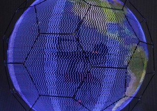 ドコモ、世界初の「浮遊球体ドローンディスプレイ」を開発