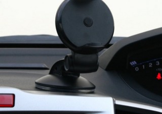 上海問屋、強力吸盤でワンタッチ装着できる車載用スマホホルダーを発売
