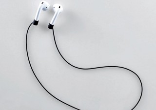 エレコム、Appleのワイヤレスイヤホン「AirPods」にあえてコードを付ける紛失防止ストラップを発売