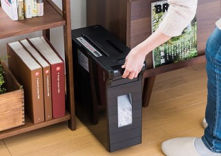 サンワ、キャスターと取っ手が付いたコンパクトサイズのクロスカットシュレッダーを発売