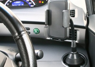 上海問屋、車載ドリンクホルダー用のスマホホルダーを発売
