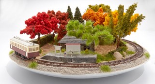 懐かしくも新しい盆栽の情景と鉄道模型ジオラマを融合させた作品が展示販売される「盆ラマ展」