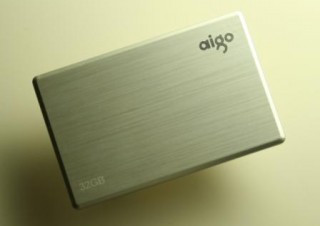 名刺入れに入るカード型USBメモリ