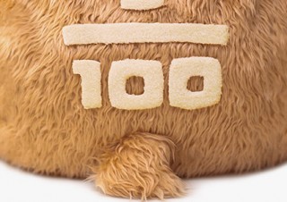 ベッキーさんをはじめ各界の著名人が限られた予算内で制作したテディベアを展示する「1万円アート」