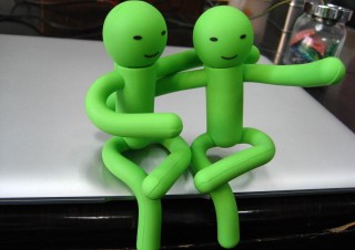緑色の人造人間型USBメモリ