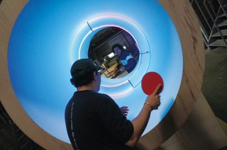 円筒状の台で音楽と“三次元ピンポン”を楽しめるイベント「低音卓球PARTY」