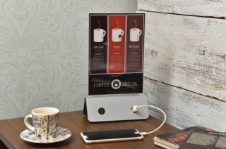 デバイスネット、スマホ充電バッテリーが一体化されたA5用紙を差し込めるメニュースタンドを発売