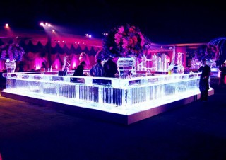 1夜限りのアイスBARで氷彫刻のライブパフォーマンスを行うイベント「ニューヨークナイト in 赤坂」