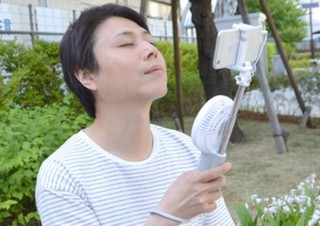 アーティストのように髪を風になびかせての自撮りが可能！扇風機付き自撮棒発売