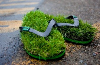 「人は草から離れては生きてはいけない」常時芝の感触を味わえる「KUSAサンダル」発売