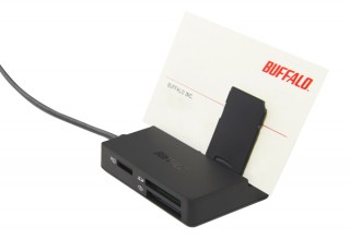 バッファロー、メディアをはさめるスリット付きカードリーダーを発売