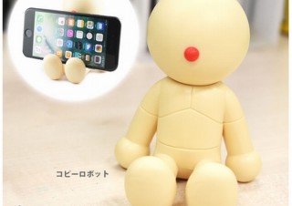 思わず鼻を押しちゃう人続出！コピーロボット型のモバイルスタンド発売