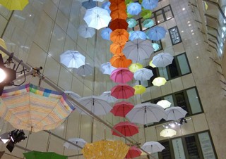 松屋銀座で梅雨の風物詩「GINZAの百傘会」がスタート！160本の傘を吊るディスプレイなどを展開