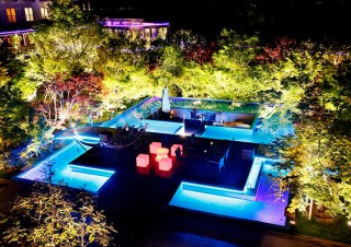 老舗旅館の島原温泉 ホテル南風楼に幻想的なライトアップなどを楽しめる「水盤テラス」が登場