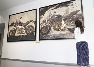 バイク部品の表現には金属箔も！ヤマハ発動機ファンの日本画家である富元秀俊氏が車両を描いた作品の展示