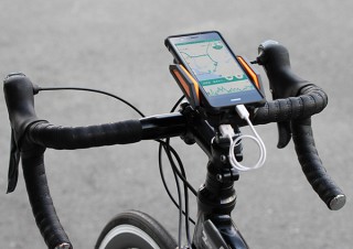 ビーズ、充電しながらスマホを自転車に固定できるバッテリー付きホルダーを発売