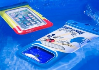 水に浮く防水スマホケース「DIVAID フローティング防水ケース」にミッキーとエイリアン登場