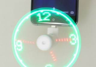 上海問屋、回転するとLED時計にもなる「スマホ用扇風機」発売