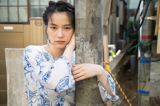 女優のんさんをゲストモデルに迎えてアパートで開催される藤代冥砂氏の写真展「東中野」