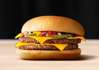 au、無料会員でも特典がもらえる「三太郎の日」開始。第1弾はマックのダブルチーズバーガー