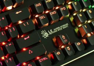 上海問屋、光赤軸でカラフルに光るゲーミングキーボードを発売