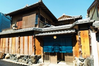 スタバのれんをくぐり畳の座敷で珈琲を楽しむ、世界初の伝統日本家屋を使ったスターバックスオープン