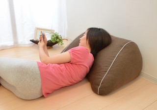 体を預けてリラックスしながらスマホを操作できる「スマホ枕」が発売