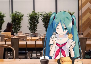 セーラー服の初音ミクとカフェデート！食事やおしゃべりできる無料ARイベント開催