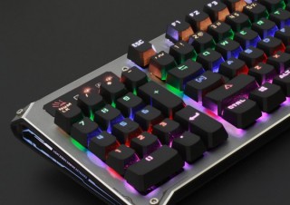 上海問屋、テンキーが左に付いたRGBゲーミングキーボードを発売