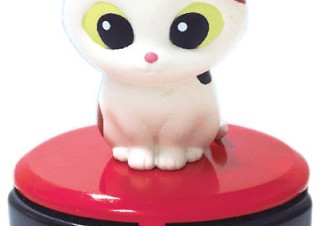 シャイン、猫が乗ったロボット掃除機型のデスクトップクリーナー「ルンルンクリーニャーD」を10月発売