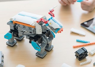 サンワサプライ、プログラミングで制御できる教育用ロボットキットを発売