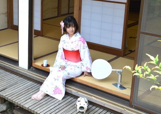 サンコー、人の手で仰ぐような自然な風を再現する「USB電動静音うちわ」を大幅値下げの新価格で発売