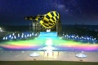 夜のプールエリアが光と音で幻想的に演出される芝政ワールドの「サマーナイト・イルミネーション」
