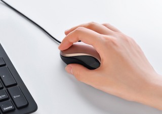 バッファロー、BlueLEDセンサーを搭載した女性でも握りやすい小型マウスを発売