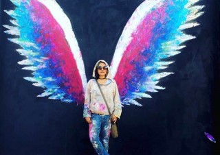 コレット・ミラー氏が撮影スポットとしても人気の“天使の羽”の壁画アートのペイントを日本で初展開