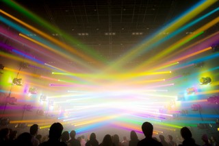 光のアートに包まれる幻想的な空間での体験型音楽フェスティバル「チームラボジャングル」