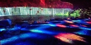 幻想的な夏の夜を演出する「白糸の滝ライトアップ＆イリュージョン」がスタート