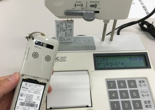 昔のケータイを再起動して写真データをプリントするイベント「おもいでケータイ再起動」