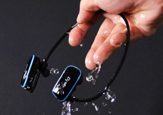 サンコー、泳ぎながら走りながら音楽が聴ける「完全防水MP3プレーヤー」発売